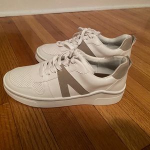 Mia Alta V Women’s Sneaker Size 7
